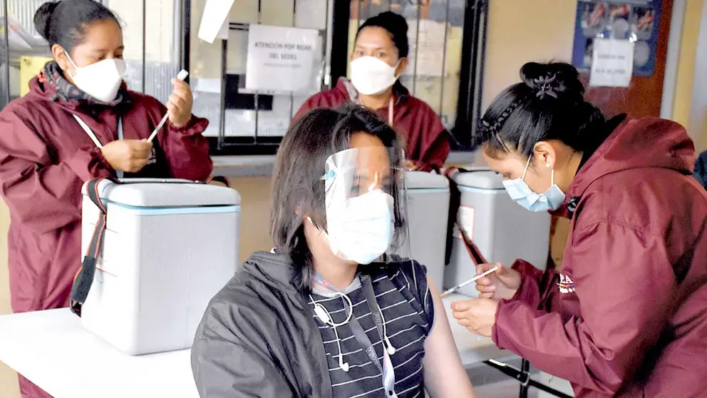Personal de Salud del SEDES Cochabamba aplica la segunda dosis, ayer. DICO SOLÍS