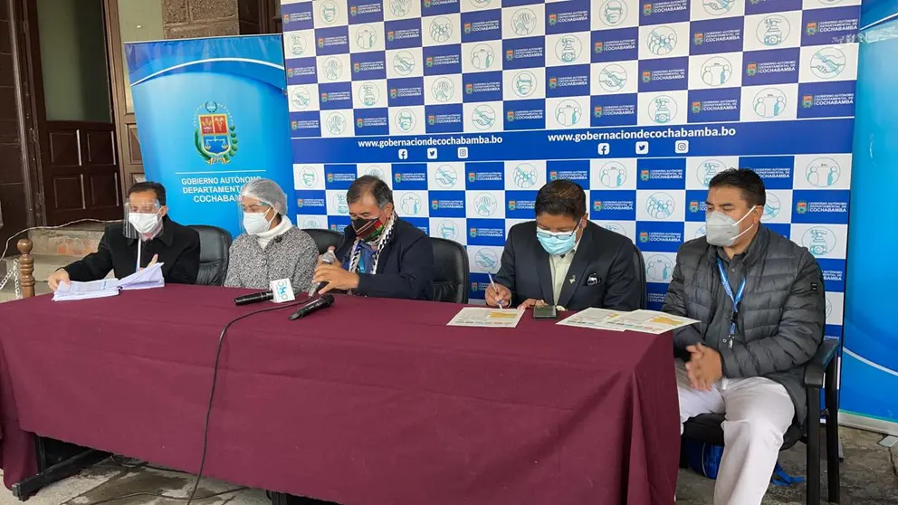 El gobernador de Cochabamba, Humberto S&aacute;nchez, junto a funcionarios de la Gobernaci&oacute;n de Cochabamba. (Alejandro Orellana)