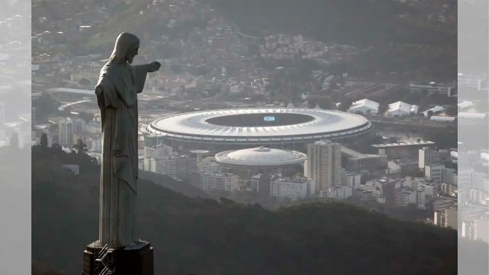 Fotograf&iacute;a del cristo de Rio de Janeiro, de fondo el Maracana. EFE