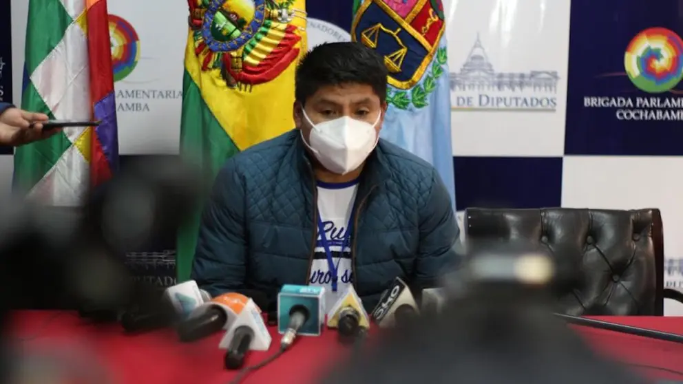 El senador del MAS, Leonardo Loza, durante una conferencia de prensa.