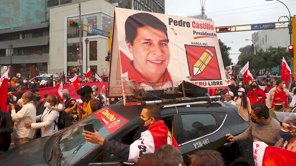 Seguidores del candidato presidencial Pedro Castillo protestan hoy, frente al Jurado Nacional de Elecciones (JNE), en Lima (Perú). EFE