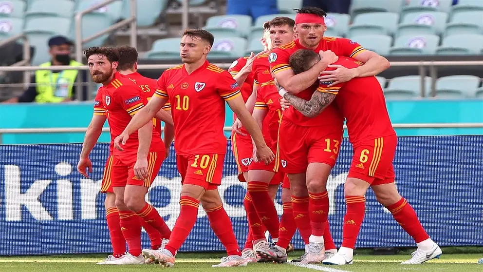 Jugadores de Gales festejan el ag&oacute;nico empate (1-1) que lograron ante Suiza por la Eurocopa. EFE