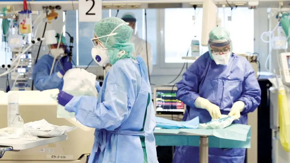 M&eacute;dicos en la sala de un hospital. EFE.