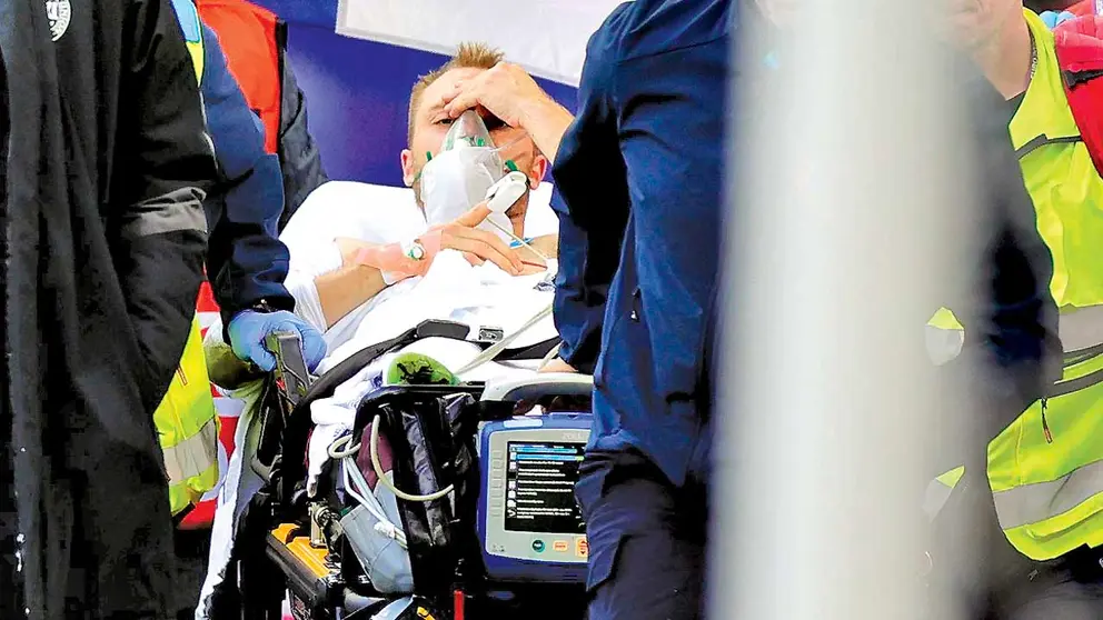 Cristian Eriksen recupera el conocimiento y recibe asistencia del cuerpo médico de Dinamarca para su traslado. EFE