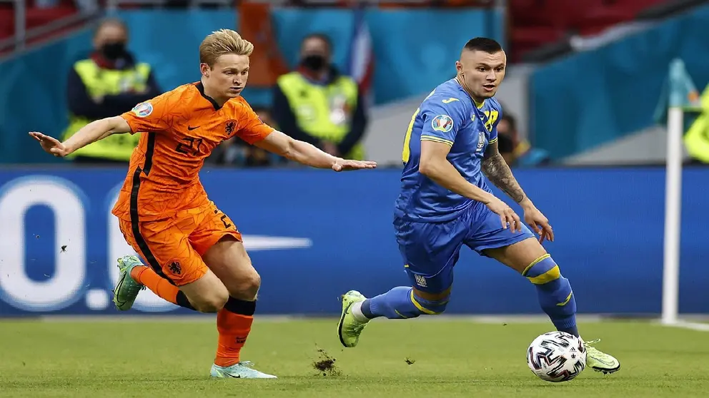 Frenkie de Jong de Holanda y Oleksandr Zubkov de Ucrania protagonizan una acci&oacute;n de juego. EFE