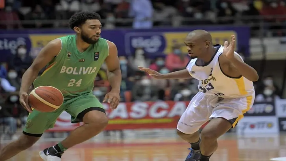 Joshua Reaves traslada el bal&oacute;n durante la victoria de Bolivia sobre Ecuador en Tarija. FBB