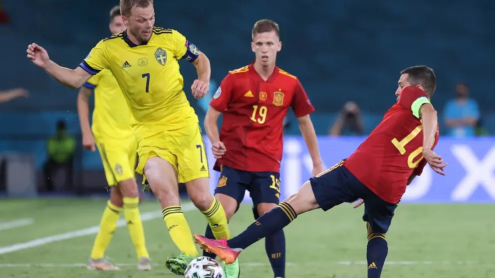 Jordi Alba y Sebastian Larsson disputan el balón durante el cotejo de España ante Suecia. EFE