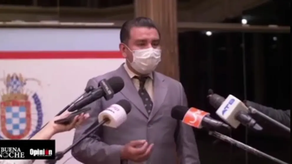 El diputado H&eacute;ctor Arce,en el momento de su denuncia ante los medios.