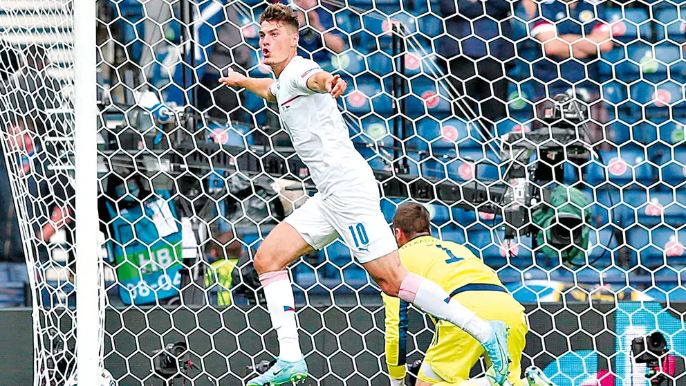 El delantero Patrik Schick (i) celebra uno de sus goles. EFE