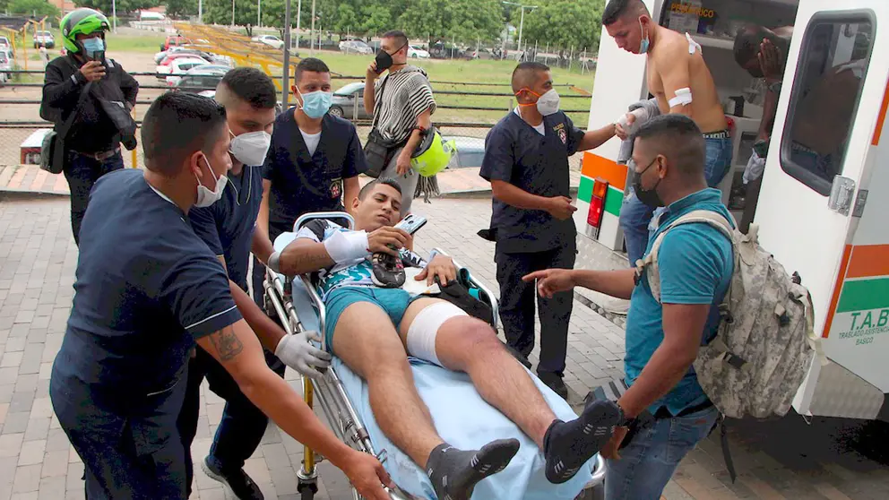 Trabajadores sanitarios trasladan hoy a varios soldados heridos a la Clínica Medical Duarte, tras la explosión de un carro bomba en Cúcuta (Colombia). EFE