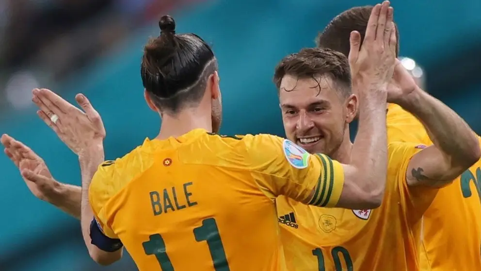 Gareth Bale (11) y Aaron Ramsey (10) festejan el gol del segundo con que Gales superó 0-1 a Turquía. EFE