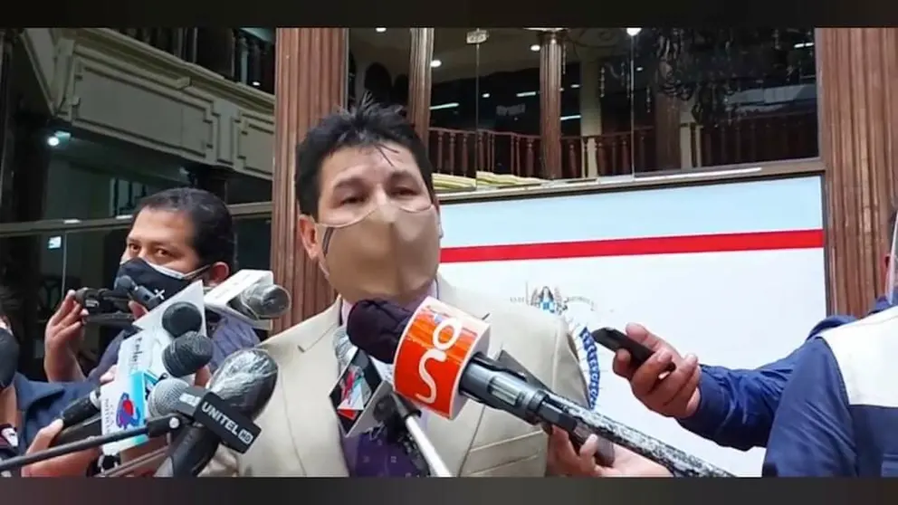 El director de Movilidad Urbana de la Alcaldía de Cochabamba, Óscar Velarde, brinda una conferencia de prensa. Captura de video GAMC