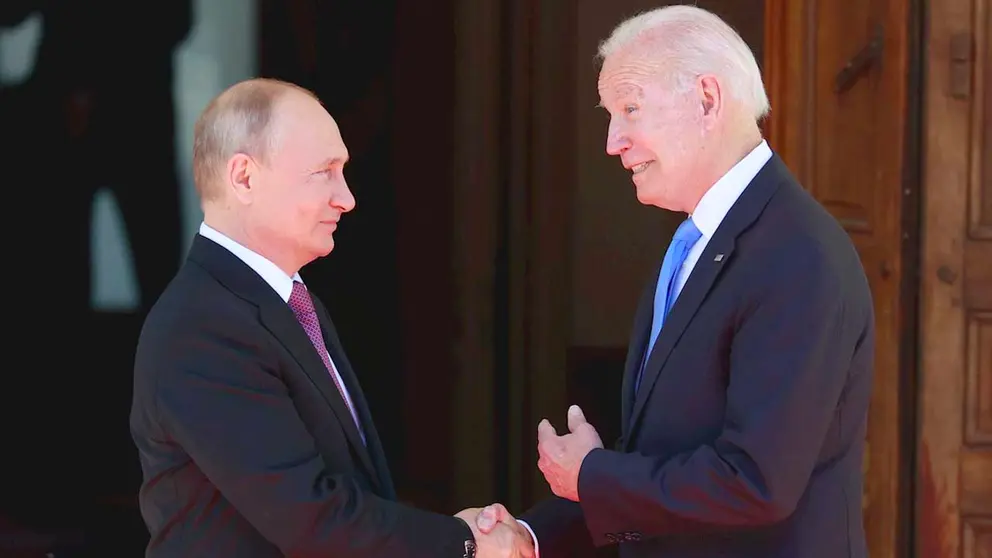 El presidente de Estados Unidos, Joe Biden, a la derecha, y el presidente de Rusia, Vladimir Putin, a la izquierda, se dan la mano a su llegada a la cumbre entre Estados Unidos y Rusia en Villa La Grange, en Ginebra, Suiza, en 2021. EFE