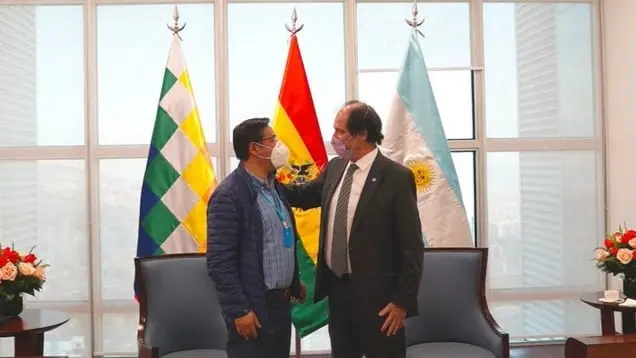 Luis Arce junto a Ariel Basteiro, embajador argentino en nuestro pa&iacute;s. ABI
