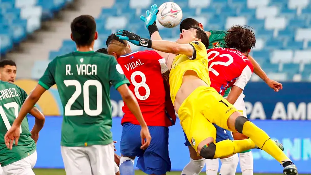 El arquero Carlos Lampe de Bolivia rechaza un balón ante Chile hoy, en un partido del grupo A de la Copa América en el estadio Arena Pantanal de Cuiabá (Brasil). EFE