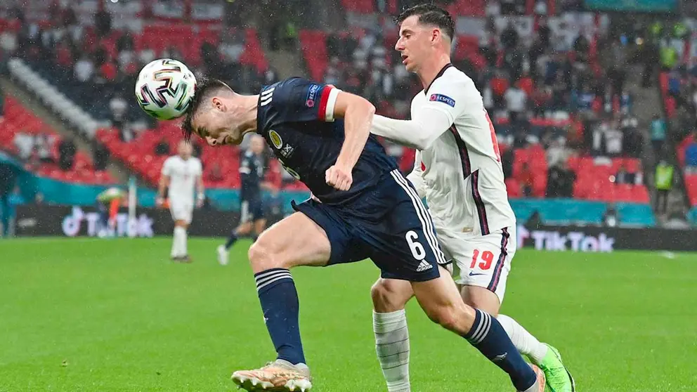 Mason Mount (d) de Inglaterra en acción ante Kieran Tierney de Escocia, durante el partido del grupo D de la Eurocopa 2020. EFE