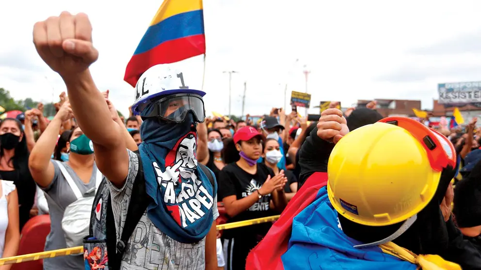 Colombianos inauguran una estatua en honor a los meses de resistencia.	       EFE
