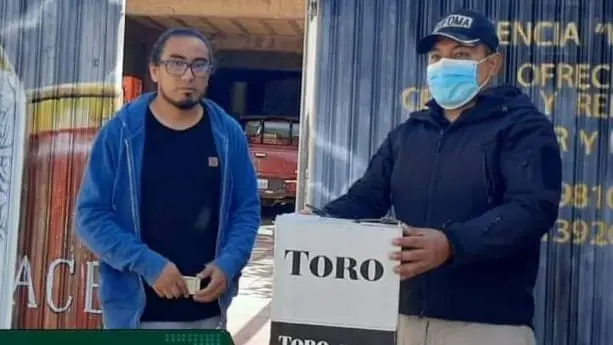 Luis (i), luego de entregar el p&aacute;jaro silvestre. Frecuencia Policial Cochabamba