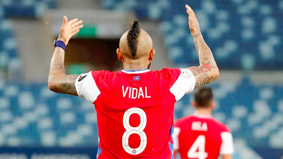Arturo Vidal de Chile celebra un gol de su equipo contra Uruguay, durante un partido por el grupo A de la Copa América. EFE