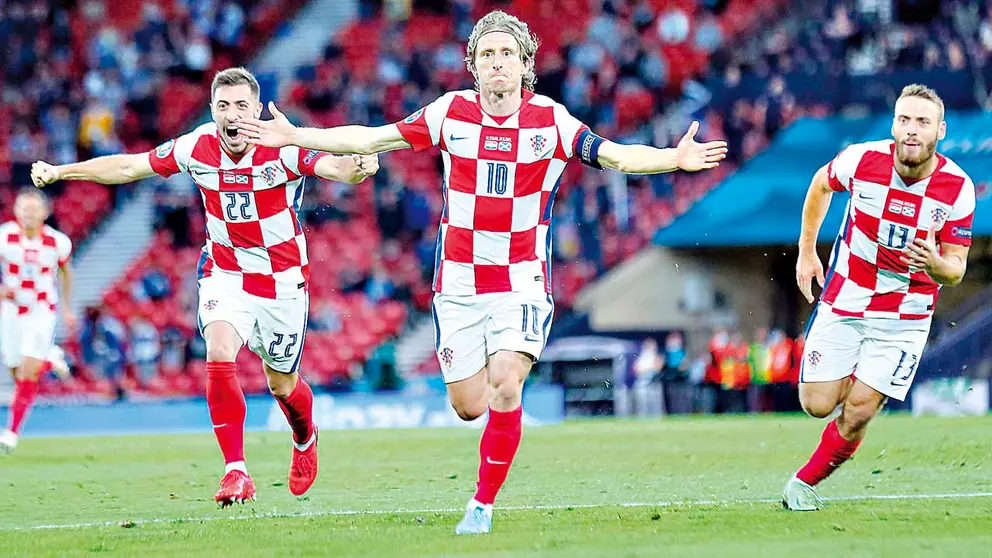 Luka Modric (c) celebra el segundo gol de Croacia frente a Escocia, en la Eurocopa. EFE