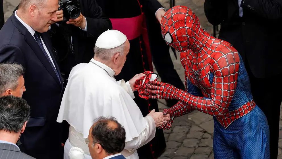 El papa Francisco saluda a un hombre disfrazado de Spiderman durante su audiencia general celebrada este mi&eacute;rcoles en el patio de San D&aacute;maso en el Vaticano. EFE
