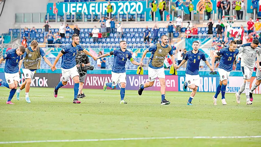 Los jugadores de Italia celebran el pase a los octavos. EFE