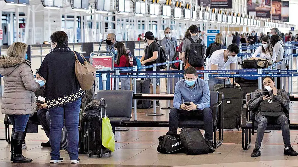 Personas con medidas de bioseguirdad en el aeropuerto de Santiago de Chile./ EFE