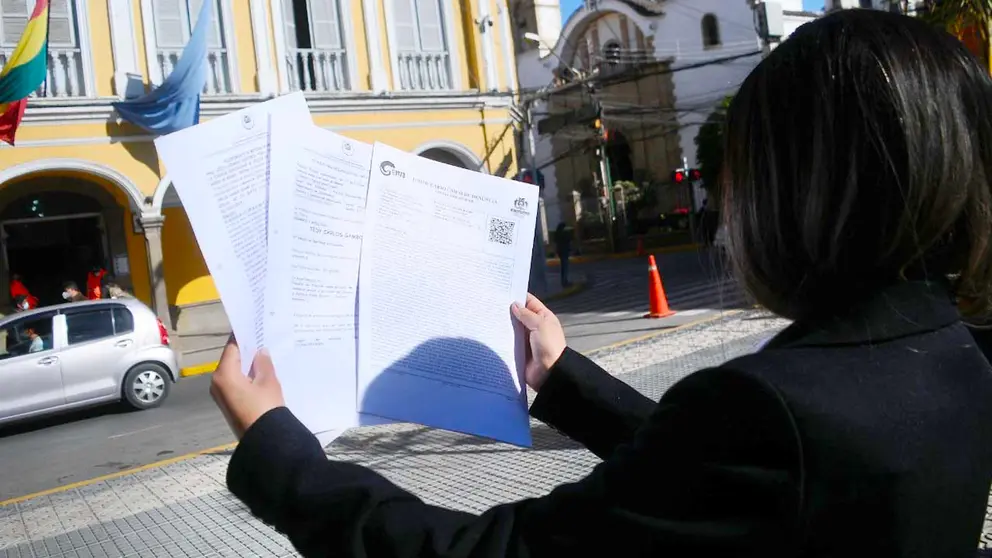 La denunciante expone los documentos de denuncia, este jueves frente a la Alcaldía. NOÉ PORTUGAL