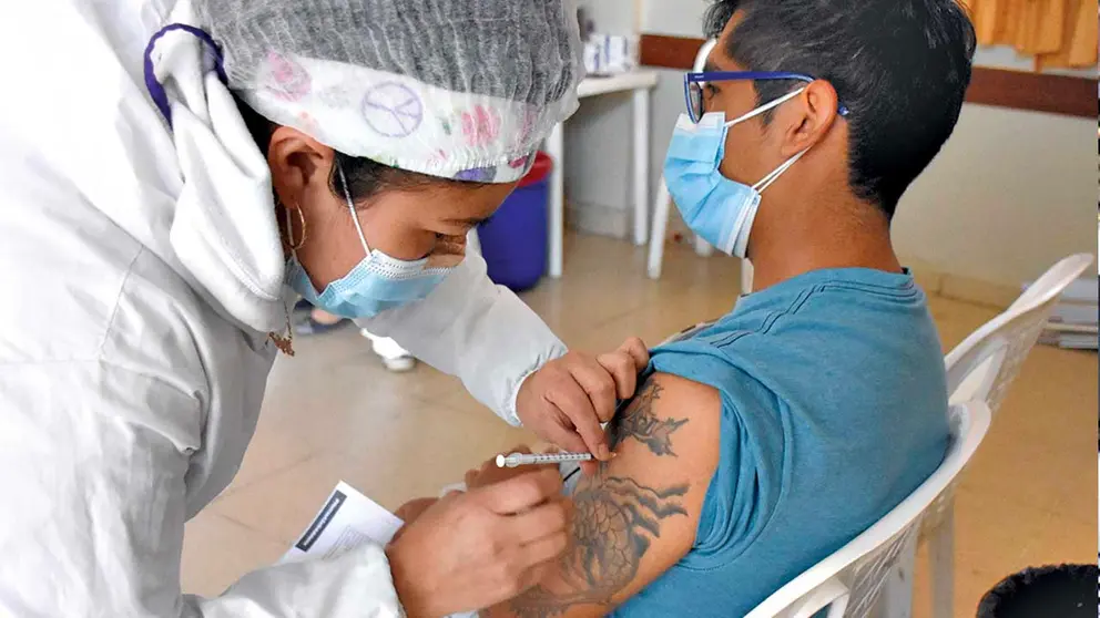 Un hombre, de entre 30 a 40 años, recibe la vacuna anticovid. DICO SOLÍS