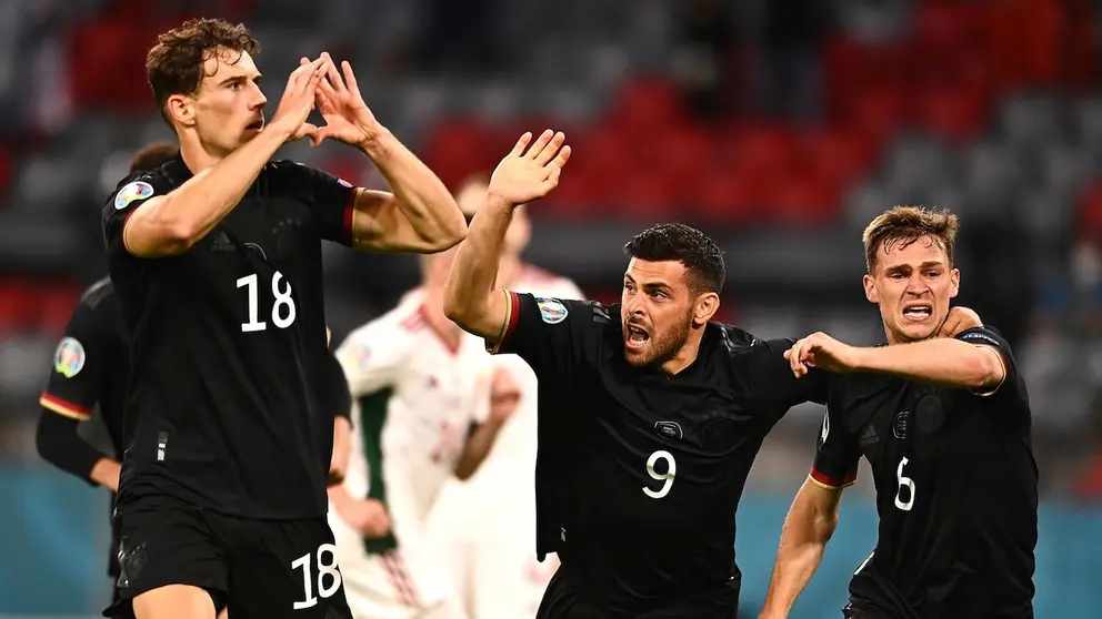 Leon Goretzka (18) celebra el gol con que Alemania empató 2-2 ante Hungría y accedió a octavos de final de la Eurocopa de Naciones. EFE