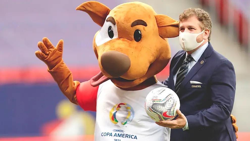 AME6653. BRASILIA (BRASIL), 18/06/2021.- El presidente de la Conmebol, Alejandro Dom&Igrave;nguez (d), posa con la mascota de la Copa Am&Egrave;rica, Pibe, antes de un partido por el grupo A de la Copa Am&Egrave;rica entre Argentina y Uruguay hoy, en el estadio Man&Egrave; Garrincha de Brasilia (Brasil). EFE/Joedson Alves
