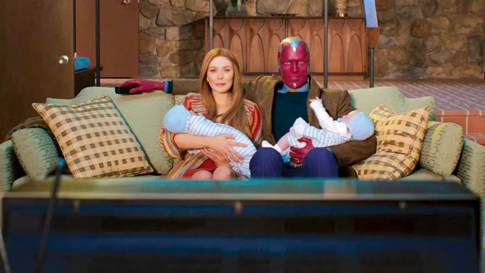 En &lsquo;Wandavision&rsquo;, Elizabeth Olsen y Paul Bettany son superhéroes en el Estados Unidos profundo. MARVEL STUDIOS