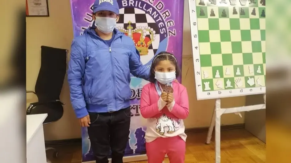Rub&eacute;n Molina, junto a un peque&ntilde;o que se forma en el club Mentes Brillantes. Facebook Rub&eacute;n Molina