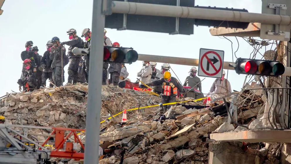 Rescatistas fueron registrados este lunes al trabajar en la zona en la que un edifico de doce plantas se derrumbó la semana pasada en Surfside (Florida, EEUU). EFE