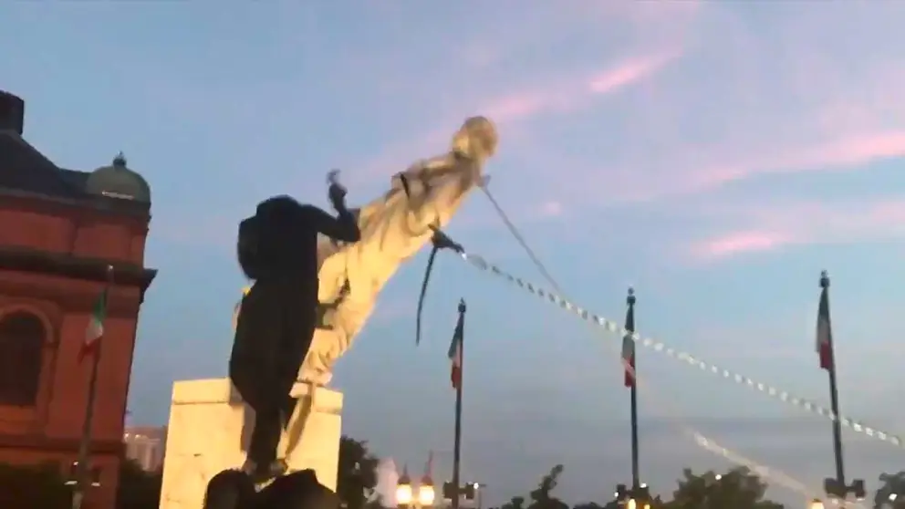 Derriban estatua de Cristóbal Colón en Baltimore. INFOBAE