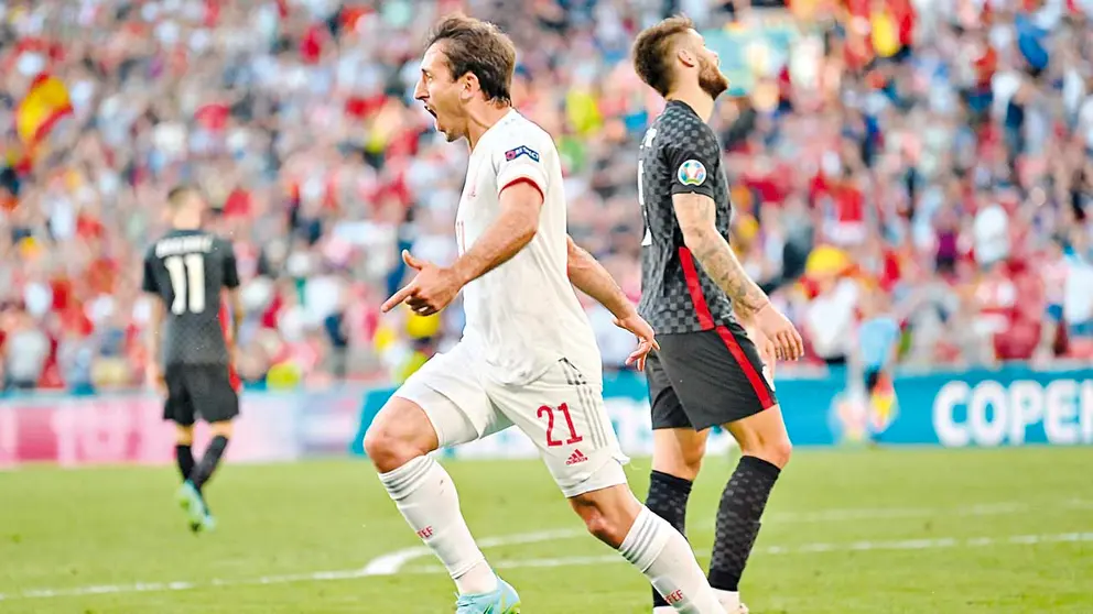 El español Mikel Oyarzabal celebra el gol de la clasificación ante la impotencia de los croatas. EFE