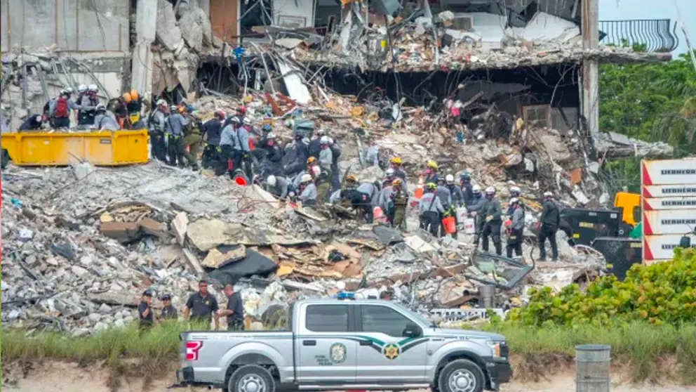 Vista de las labores de rescate en el edificio Champlain Towers de Surfside, Florida, este 29 de junio de 2021. EFE