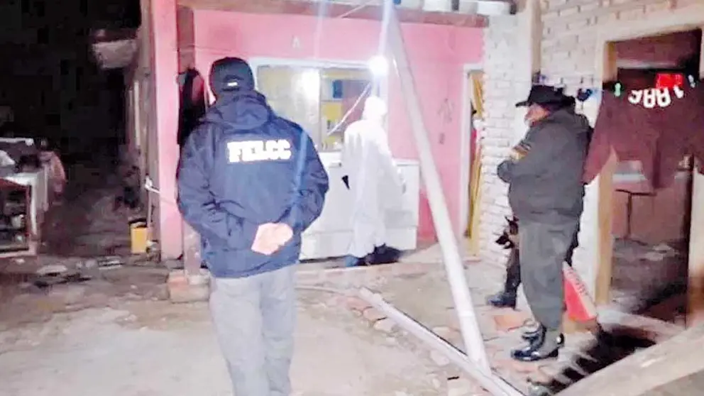Policía halla los restos óseos de Florencio Cadima en el patio de su casa en la urbanización Toborochi (Santa Cruz), el pasado 23 de junio. RED UNO