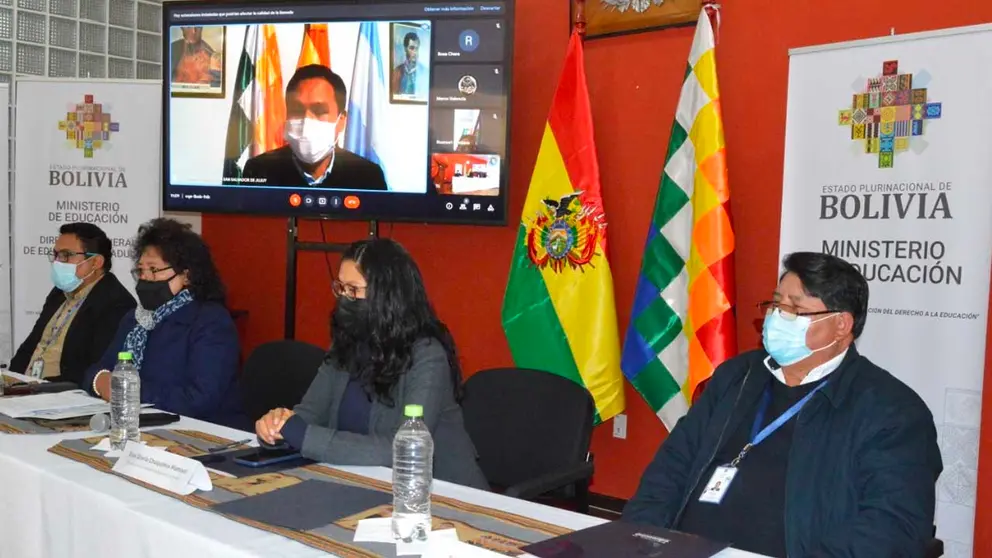 El Ministerio de Educación lanza cinco carreras técnicas para migrantes en el exterior. ABI