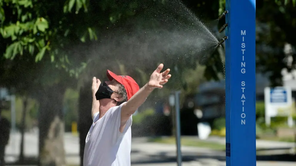 Una persona se refresca en medio de la ola de calor en Canad&aacute;. / EL CONFIDENCIAL