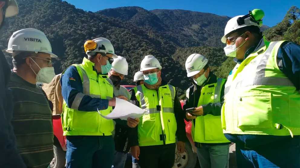 El gobernador Humberto S&aacute;nchez junto a autoridades y trabajadores de ENDE. GAMD
