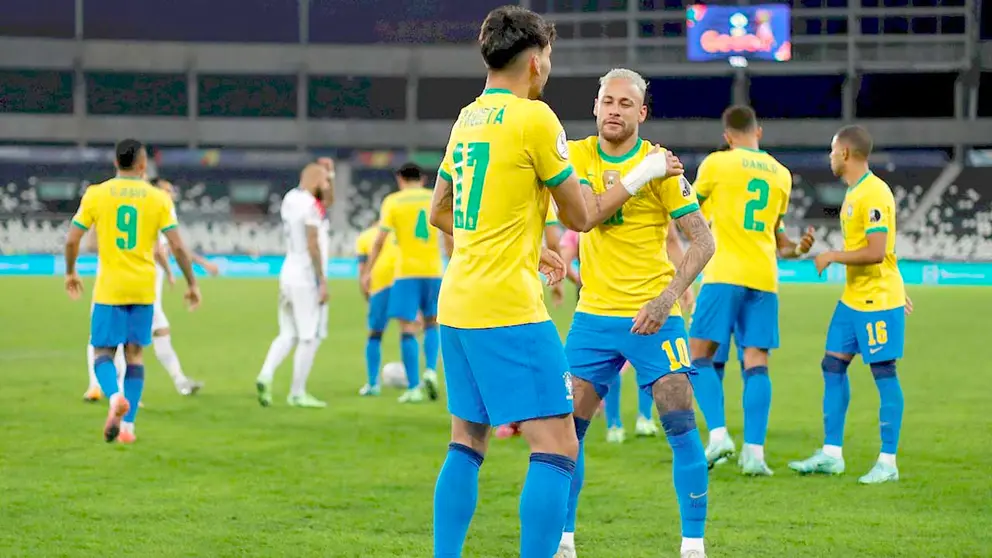 Lucas Paquetá (i) de Brasil celebra con su compañero Neymar Jr tras anotar contra Chile, durante un partido por los cuartos de final de la Copa América. EFE