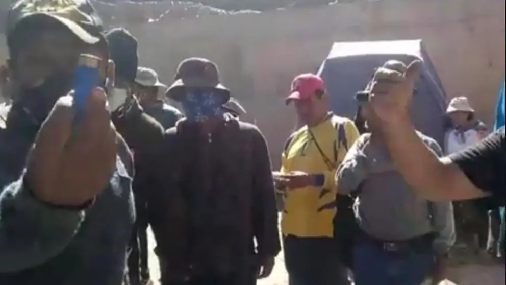 Coripata: Pobladores muestran cartuchos de balines y gases que us&oacute; la Polic&iacute;a. Foto: Urgente.bo