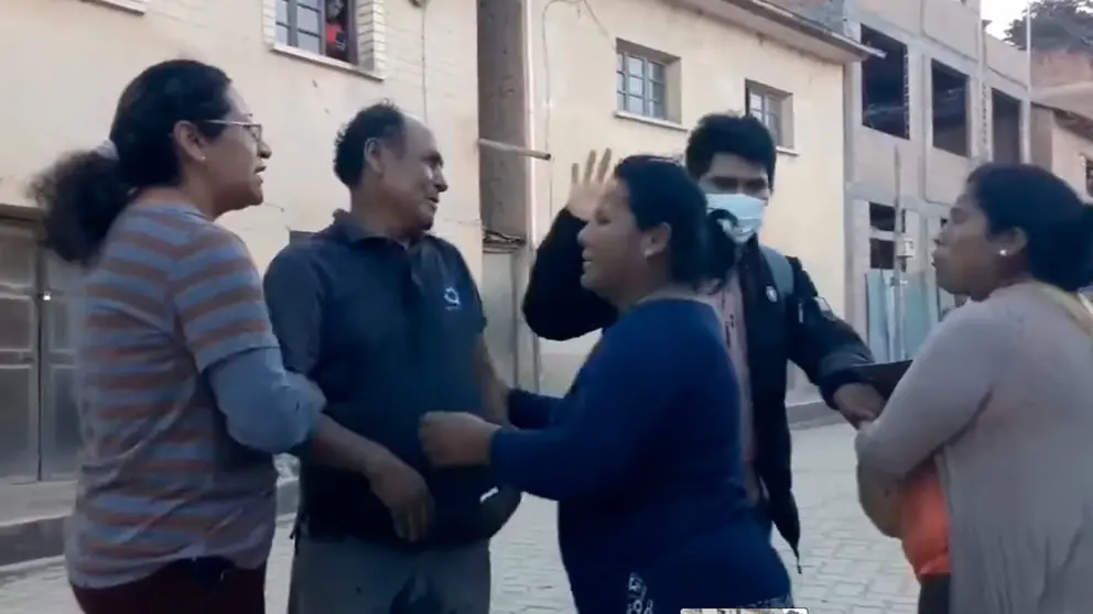 Momento en que ambos bandos entregan un presunto reh&eacute;n. Captura de video