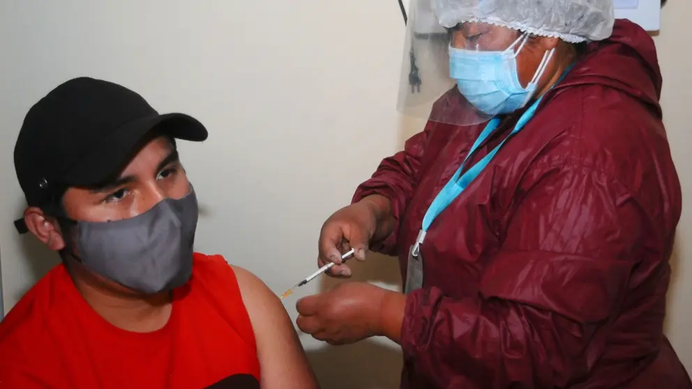Un joven recibe la vacuna contra la COVID-19 en Cerro Verde, Cochabamba. NO&Eacute; PORTUGAL