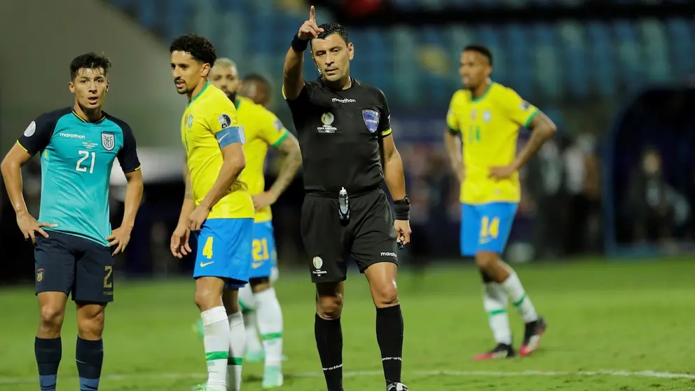 Roberto Tobar toma decisiones durante el partido Brasil vs Ecuador en esta Copa América. EFE