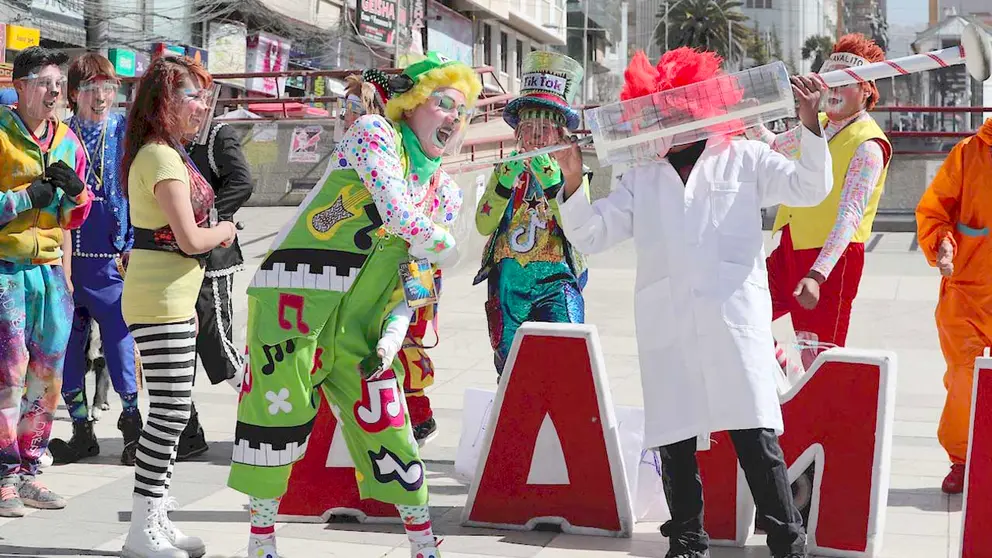 Un grupo de payasos ameniza hoy en una de las filas para recibir la vacuna contra la COVID-19, mientras esperaban su turno con jeringas gigantes, vestidos de doctores y con mascarillas con grandes sonrisas, en La Paz. EFE