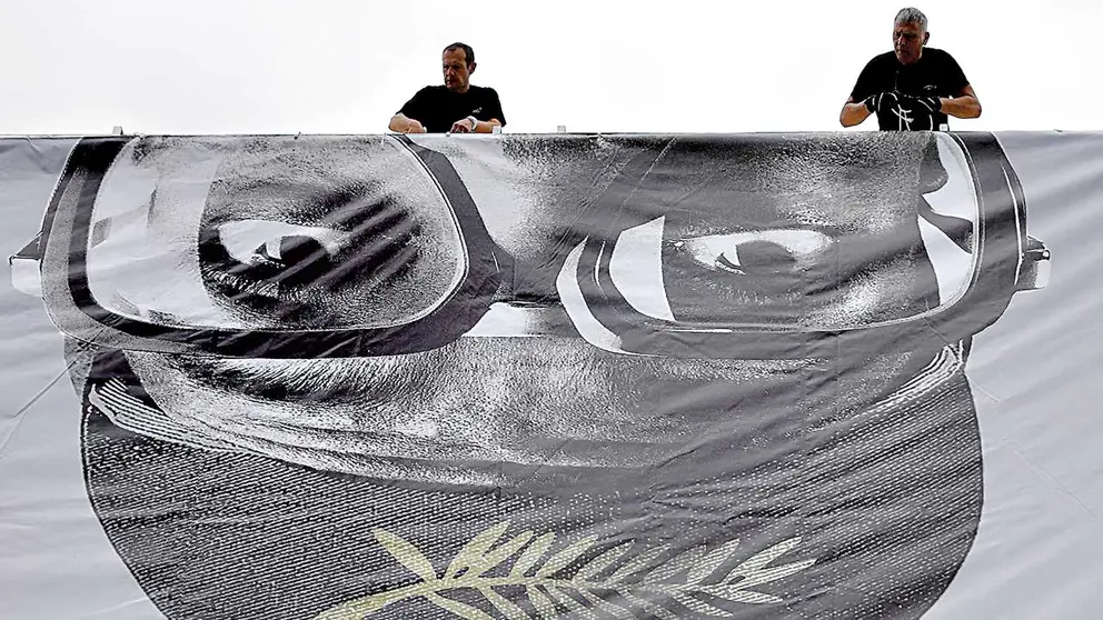 Equipo de logística cuelga el póster oficial de la edición 74 de Cannes.  EFE