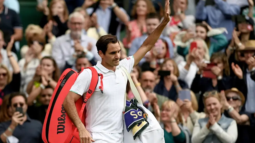 Federer saluda a la tribuna después de su eliminación en cuartos de final del &uacute;ltimo Wimbledon. EFE