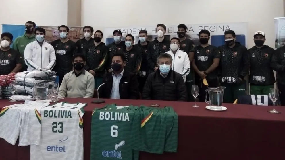 Jugadores de la Selección Nacional de básquet, junto a autoridades de Sacaba, el hotel Regina y Entel, en una conferencia de prensa